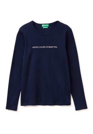 Marineblauw shirt met lange mouwen en ronde hals, met in het wit "UNITED COLORS OF BENETTON." gedrukt, gecentreerd op de borst.
