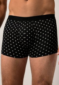 Boxer shorts neri con un motivo di piccoli esagoni grigi, dotati di una cintura elastica nera con la scritta "JP1880" in rilievo. Tessuto morbido e elasticizzato.