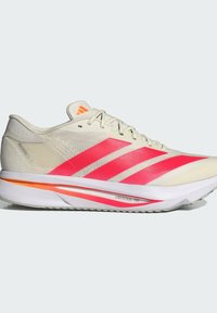 Lehká běžecká obuv v krémové barvě s výraznými růžovými pruhy, s prodyšným svrškem, texturovaným designem a živými oranžovými akcenty na podrážce.