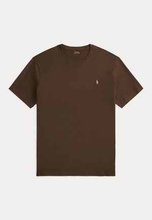 Braunes kurzärmeliges Baumwoll-T-Shirt mit Rundhalsausschnitt und kleinem gelbem Polo Ralph Lauren Logo, das auf der linken Brust eingestickt ist.