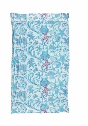Blauw-witte strandhanddoek met patroon van zeesterren, schelpen, koraal en zeewier in verschillende blauwtinten met roze accenten.