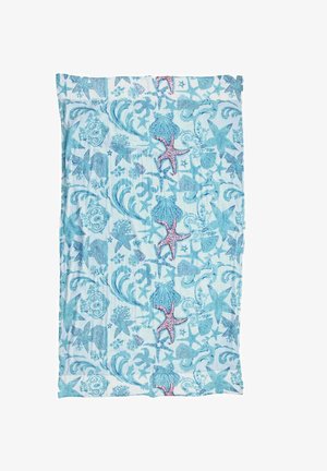 Toalla de playa azul y blanca con estampado de estrellas de mar, conchas marinas, coral y algas marinas en diferentes tonos de azul y toques rosas.