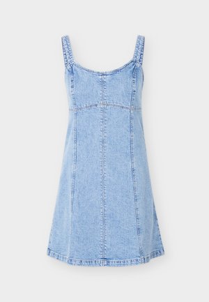 Robe sans manches en denim bleu clair avec encolure carrée et détails visibles de coutures verticales et horizontales, longueur au genou.
