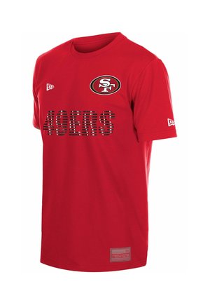 T-shirt rouge à manches courtes San Francisco 49ers avec logo de l'équipe, texte « "49ERS" », et logos de la marque New Era sur la poitrine et la manche.