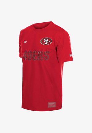 T-shirt rouge à manches courtes San Francisco 49ers avec logo de l'équipe, texte « "49ERS" », et logos de la marque New Era sur la poitrine et la manche.