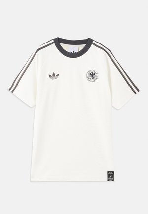 Fehér Adidas focimez fekete gallérral és csíkokkal, a Deutscher Fußball-Bund logójával a mellkason, és az Adidas logójával az ellenkező oldalon.