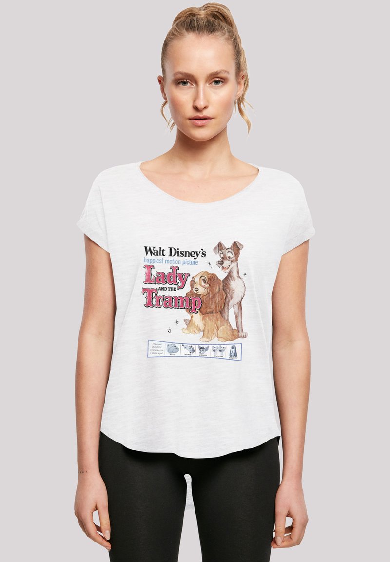Hvit T-skjorte med korte ermer som har et fargerikt tegneserie-design av to hunder og teksten "Lady and the Tramp." Myk, avslappet passform.