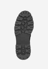 Semelle de chaussure en caoutchouc noir avec des motifs de bande de roulement profonds, des crampons larges et une surface texturée. Taille indiquée comme 36. Design durable pour une bonne traction.