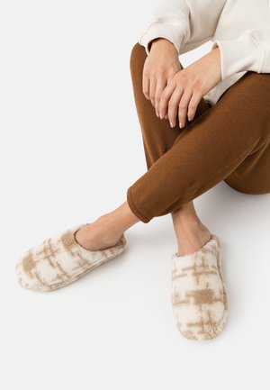 L37, Chaussons - beige