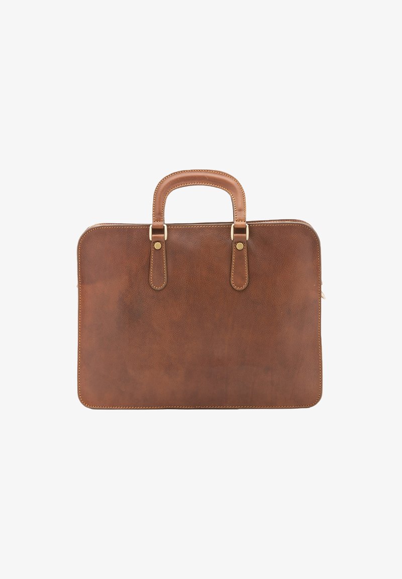 Porte-documents en cuir marron au toucher lisse, avec deux poignées en cuir et des détails en métal doré. Design rectangulaire simple, sans motifs.