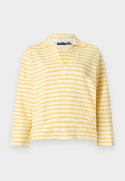 Μακρυμάνικο πόλο με κίτσινες και λευκές οριζόντιες ρίγες, V-λαιμόκοψη και μικρή τσέπη στο κάτω μπροστινό δεξί μέρος.