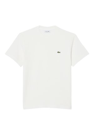 Witte T-shirt met korte mouwen en ronde hals, met een klein groen Lacoste krokodillenlogo op de linkerborst.