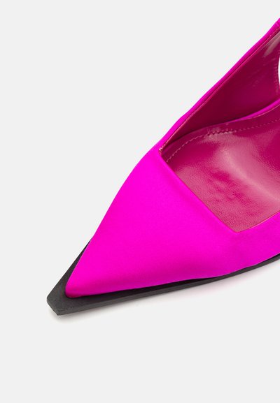 Zapato de tacón alto fucsia con punta afilada, parte superior de tela suave, diseño con cortes y suela de goma negra. Presenta una silueta elegante y minimalista.