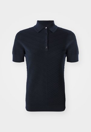 Un polo bleu marine avec un motif en relief en diagonale, un col classique et quatre boutons noirs sur le plastron.