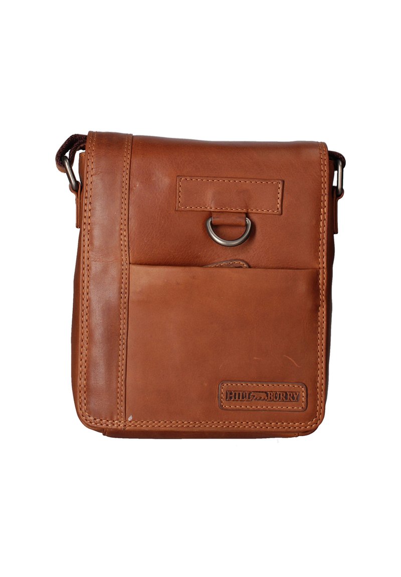 Borsa a tracolla in pelle marrone con tasca frontale, dettaglio a cerchio in metallo e logo impresso. Texture liscia con bordi cuciti. Forma compatta.