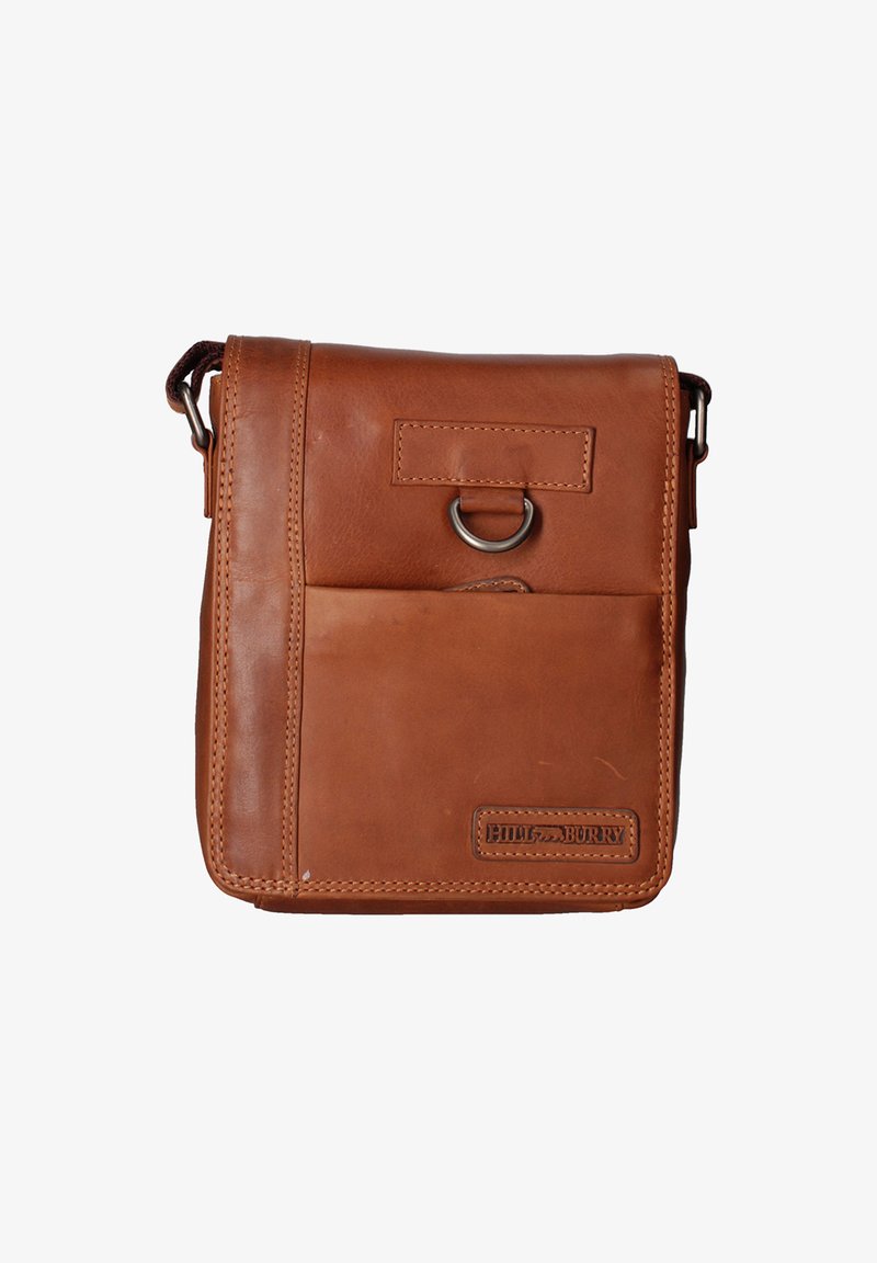 Borsa a tracolla in pelle marrone con tasca frontale, dettaglio a cerchio in metallo e logo impresso. Texture liscia con bordi cuciti. Forma compatta.