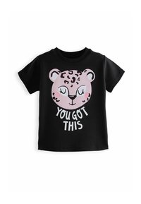 Camiseta de algodón negra con un gráfico de cara de leopardo rosa y el texto "TÚ PUEDES" en fuente redonda blanca. Mangas cortas, corte clásico.