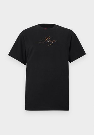 Zwart T-shirt met korte mouwen en een ronde hals, met het woord "Hope" in cursief geschreven op de borst in een metallic oranje patroon.