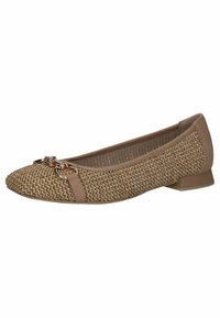 Bailarinas beiges de punto con punta redonda, un detalle decorativo de hardware en tono dorado y un tacón bajo en bloque. Acentos de cuero suave en los bordes.