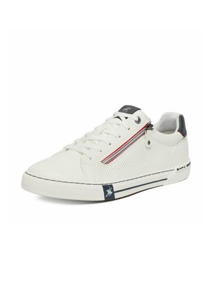 Sneaker bassa bianca con cerniera laterale, righe rosse e blu navy, pannelli laterali traforati e logo blu navy su suola e linguetta.