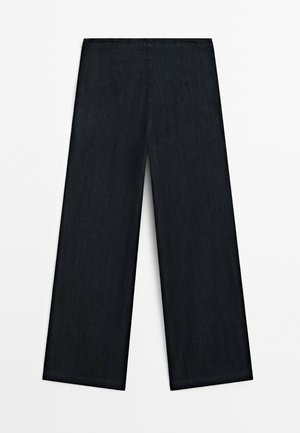 Zwarte denim broek met wijde pijpen en een gladde textuur, voorzien van een klassieke tailleband en zonder zichtbare metalen onderdelen of versieringen.