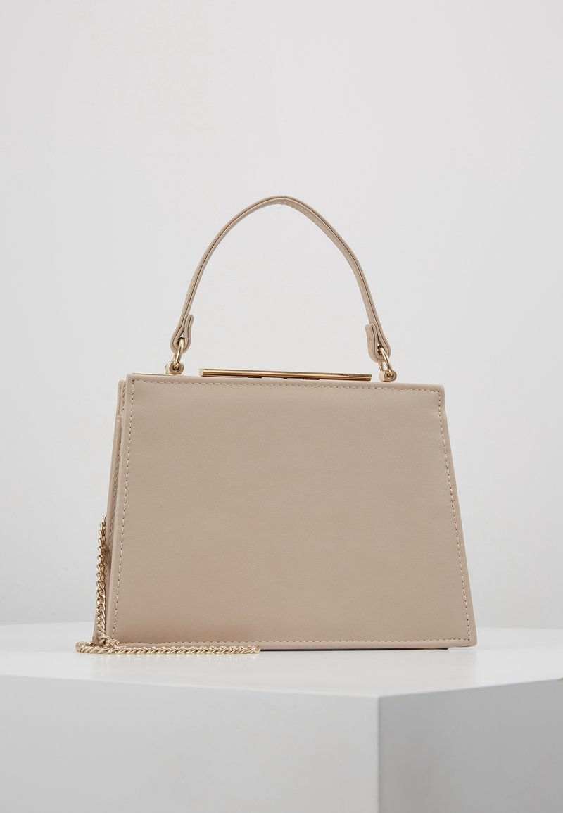 Beżowa torebka strukturalna z sztucznej skóry, z uchwytem od góry, złotymi detalami oraz odczepianym łańcuszkiem.