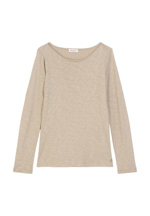 Lange mouwen beige top van zacht, gestructureerd materiaal met een brede halslijn en een subtiel merklabel op de linksonder.