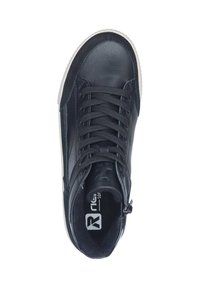 Des baskets montantes noires en cuir avec des accents en tissu texturé, bout rond et système de laçage. Elles sont dotées d'une semelle en caoutchouc blanche et d'un logo.