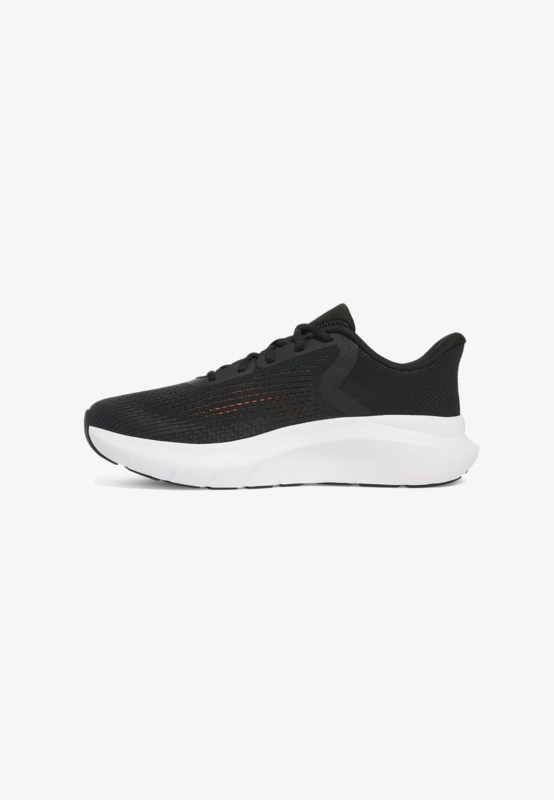 Czarne sportowe buty z oddychającą siateczką, syntetycznymi akcentami, białą, poduszkowaną podeszwą i teksturowanym wzorem po boku.