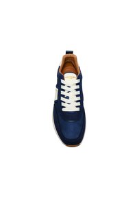 Sneaker blu navy con tomaia in tessuto strutturato, lacci color crema e accenti beige. Caratterizzata da una punta arrotondata e una suola a contrasto.