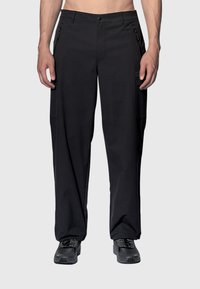 Zwarte cargobroek met een losse pasvorm, ritszakken op de dijen en versterkte naden. Gemaakt van flexibel, duurzaam materiaal.