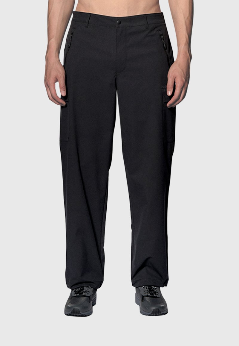 Zwarte cargobroek met een losse pasvorm, ritszakken op de dijen en versterkte naden. Gemaakt van flexibel, duurzaam materiaal.