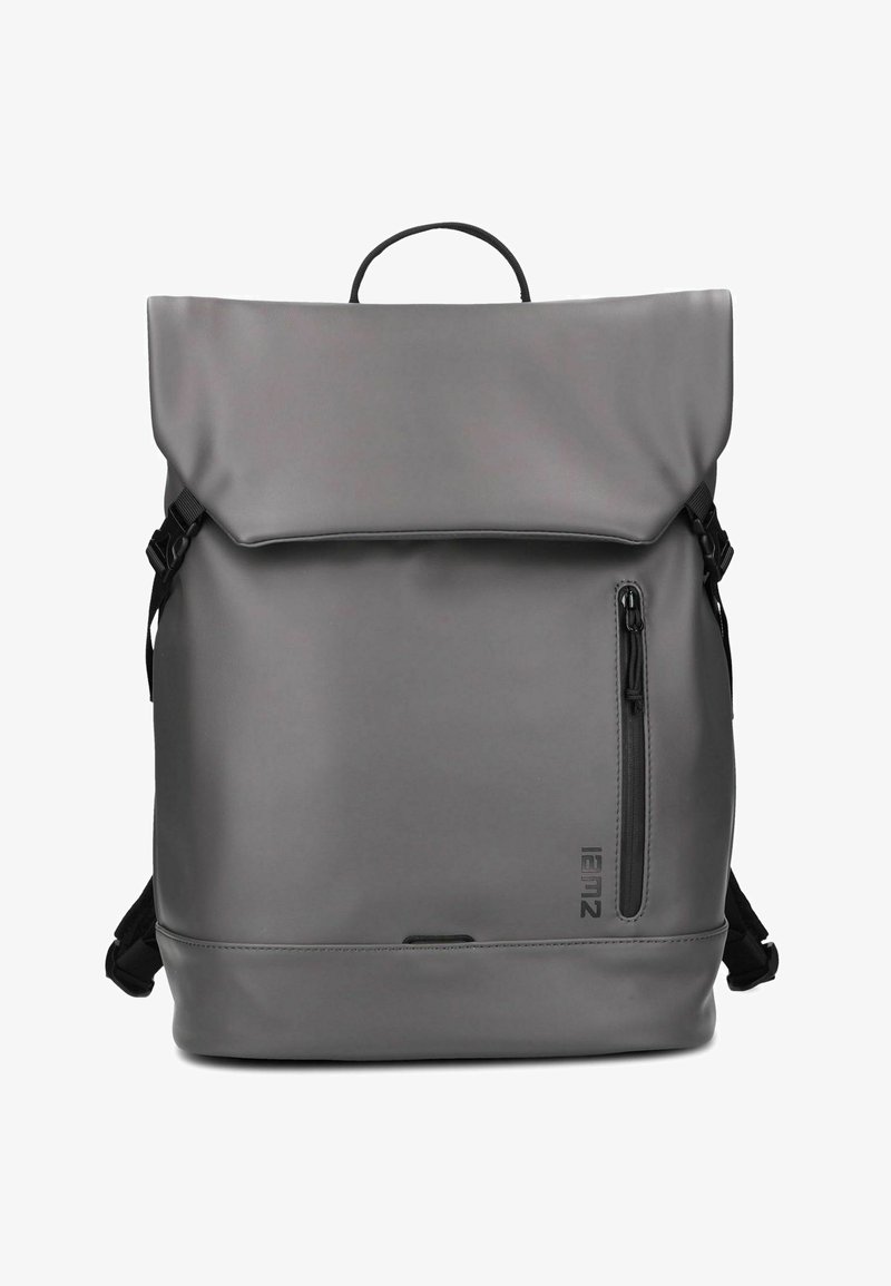 Sac à dos gris en matériau imperméable, avec une fermeture roulée, des bretelles réglables et une poche avant zippée. Design minimaliste.