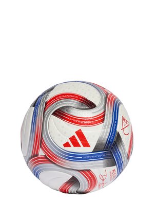 Balón de fútbol Adidas blanco con franjas curvas rojas y azules y múltiples coordenadas GPS impresas en la superficie.