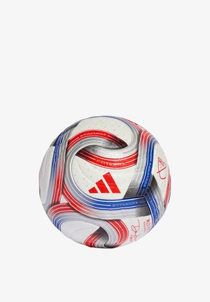 Balón de fútbol Adidas blanco con franjas curvas rojas y azules y múltiples coordenadas GPS impresas en la superficie.