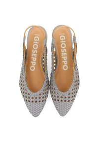 Zapatos de slingback trenzados en gris con punta afilada, que presentan un diseño con cortes y una plantilla marrón con la marca "Gioseppo."