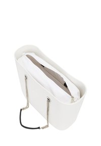 Witte bucketbag met een gladde, glanzende afwerking, voorzien van zilveren kettinghandvatten en een verwijderbaar wit, met rits afsluitbaar interieurzakje.