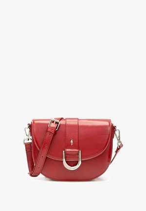 Czerwona skórzana torba na ramię z zaokrągloną klapą, srebrną klamrą, regulowanym paskiem i małym metalowym logo na środku przodu.