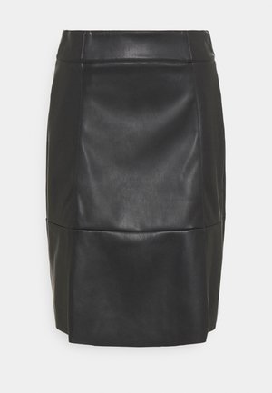 Falda de cuero negra con una textura suave, que presenta una cintura ajustada y una silueta recta. El detalle de costuras realza el diseño.