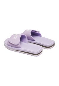 Fioletowe klapki na płaskiej podeszwie z szerokim paskiem o gładkiej powierzchni i teksturowanym wkładem, ozdobione białym logo i płaską gumową podeszwą.