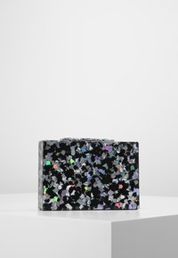 Borsa a tracolla nera con scaglie multicolori, hardware metallico, forma quadrata, finitura lucida e chiusura a scatto nella parte superiore.