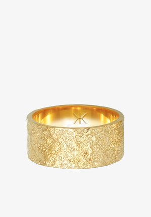 Goldener Ring mit breitem Band, der eine strukturierte Oberfläche mit unregelmäßigem Muster, ein solides Design und ein poliertes Inneres aufweist. Auffälliges eingraviertes Logo innen.
