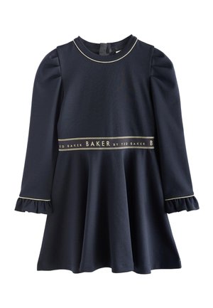 Laivastonsininen mekko, jossa pitkät puffihihat ja levenevä helma. Vyötäröllä kultakirjailulla koristeltu nauha, jossa lukee "BAKER by TED BAKER".