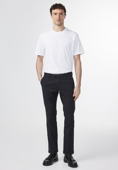NN.07 Chino - black