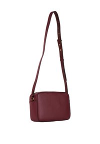 Borsa a tracolla in pelle bordeaux con forma rettangolare, superficie testurizzata, tracolla regolabile e chiusura con cerniera. Accenti dorati visibili.
