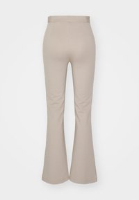 Beige utsvingte bukser med en glatt tekstur, høy midje og vanlig lengde, med et enkelt og rent design.
