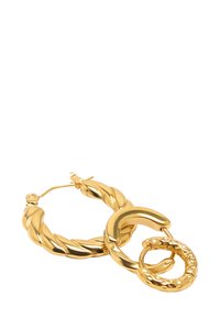 Złote kolczyki w kształcie obręczy z kręconym wzorem, z okrągłym akcentem i teksturowanym detalem. Gładka i odbijająca powierzchnia.