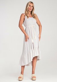 Maxikleid mit weißen und grauen Streifen, asymmetrischem Saum und einer in der Taille geschnürten Kordel mit Quastenakzenten.