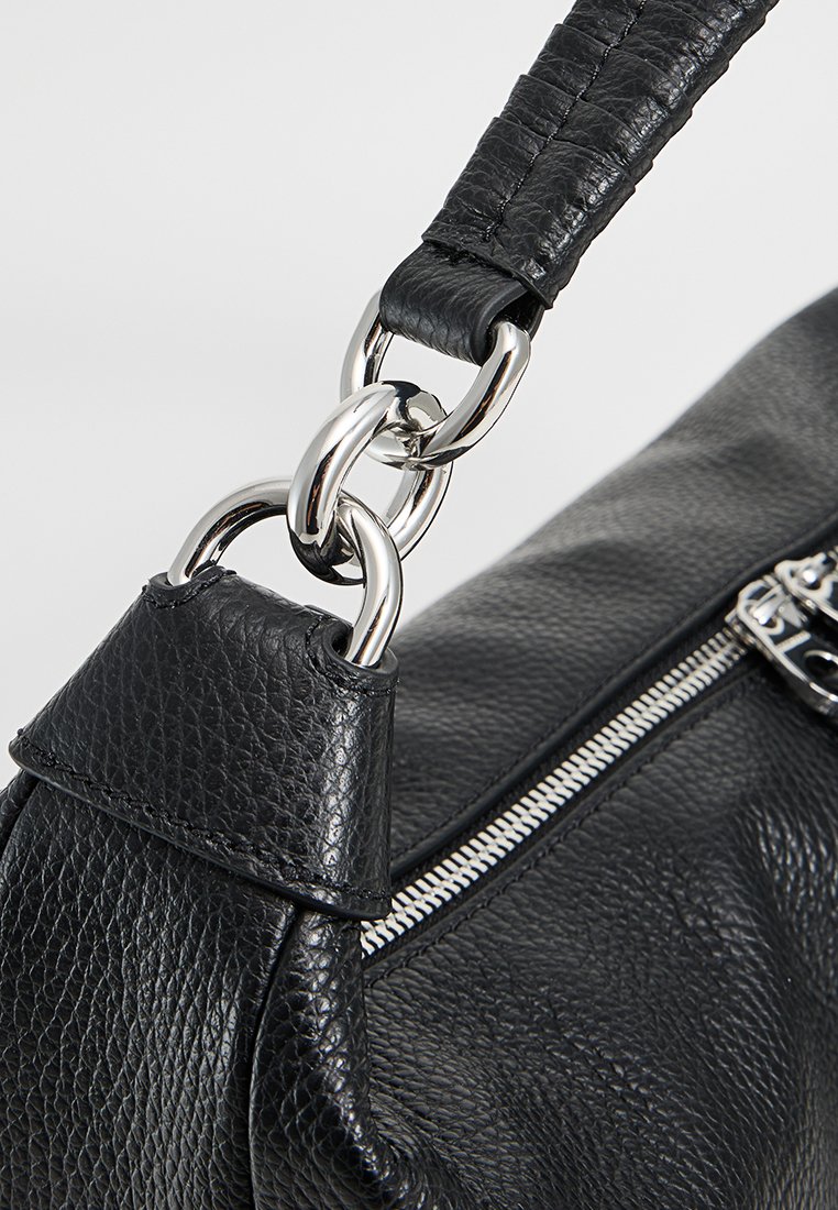 Borsa a mano in pelle nera con superficie testurizzata, dettagli in catena argentata e chiusura con zip. Il manico è intrecciato per garantire una presa sicura.