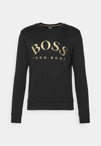 Svart sweatshirt av bomull med långa ärmar, med en guldtryckt logotyp "BOSS HUGO BOSS" över bröstet.